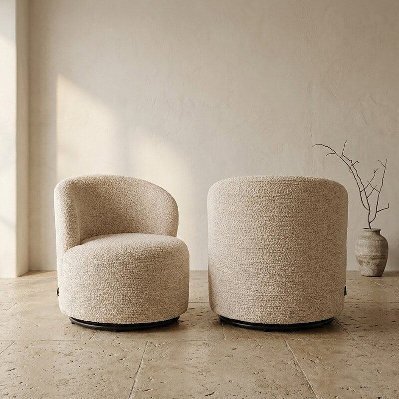 Moderne, beige Mokana fauteuil en poef in een minimalistische woonkamer met natuurlijke lichtinval en een eenvoudige decoratie.