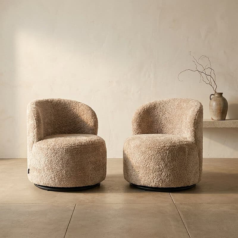 Moderne, comfortabele Mokana bankjes voor woonkamer of lounge, gemaakt van hoogwaardige materialen met zachte afwerking.
