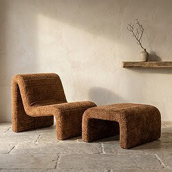 Moderne bank en poef set van Mokana Meubelen in een minimalistische interieurstijl, gemaakt van warm bruin textiel, perfect voor een gezellige woonkamer.