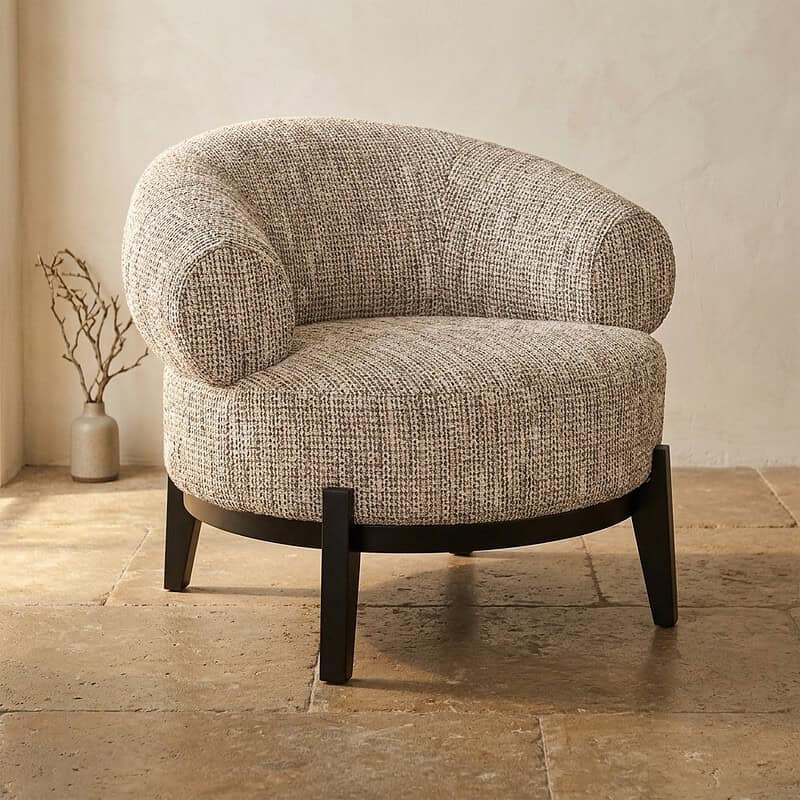 Modern ronde fauteuil met zachte bekleding en houten poten