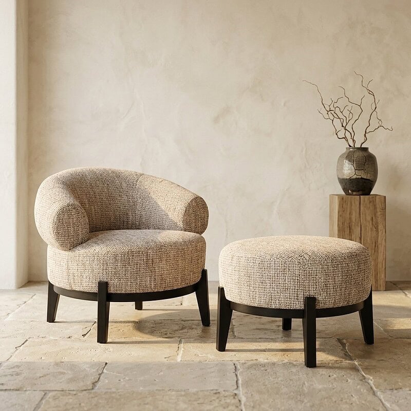 Bankje en fauteuilset in Scandinavisch design, beige stoffen bekleding, houten poten, minimalistisch interieur, Mokana Meubelen.