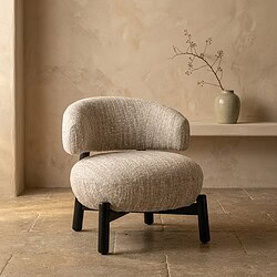 Comfortabele houten fauteuil met beige stoffen bekleding, perfect voor een modern interieur. Gemaakt van hoogwaardige materialen voor duurzaamheid en stijl.