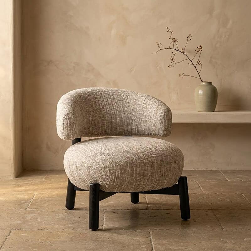 Comfortabele houten fauteuil met beige stoffen bekleding, perfect voor een modern interieur. Gemaakt van hoogwaardige materialen voor duurzaamheid en stijl.