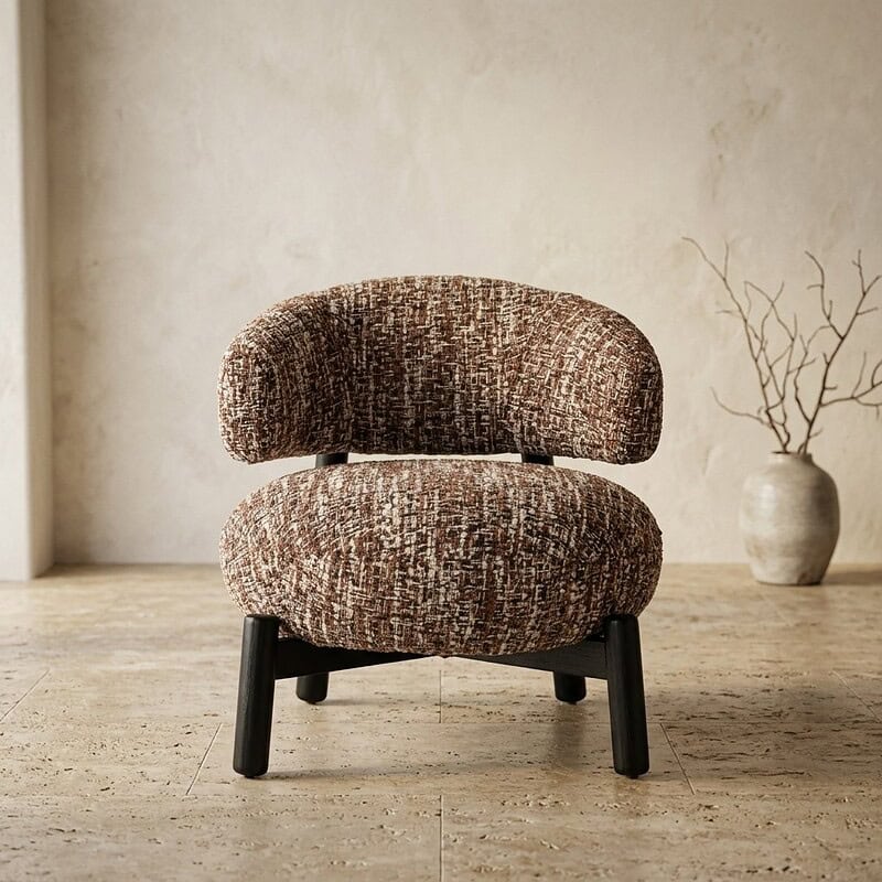 Comfortabele vintage fauteuil met zachte, geruite bekleding en zwarte houten poten, ideaal voor een stijlvolle en gezellige woonkamer.