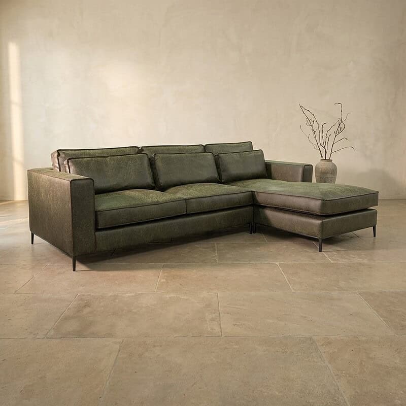 Luxe groene leren hoekbank met chaise longue, perfect voor moderne woonkamers en stijlvolle interieurs. Gemaakt van hoogwaardig leer voor comfort en duurzaamheid.