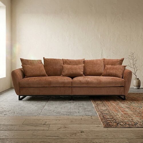 Luxe stoffen bank in een modern interieur met comfortabele kussens, perfect voor woonkamer decoratie en ontspanning.