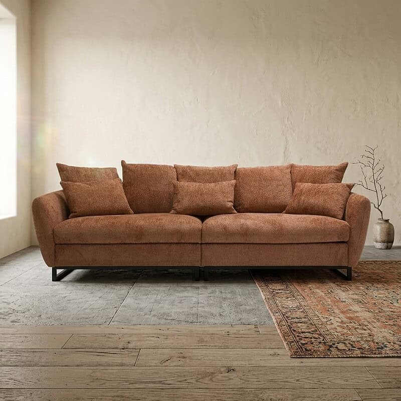 Ein luxuriöses Stoffsofa in modernem Design mit bequemen Kissen – perfekt für die Wohnzimmerdekoration und zum Entspannen.
