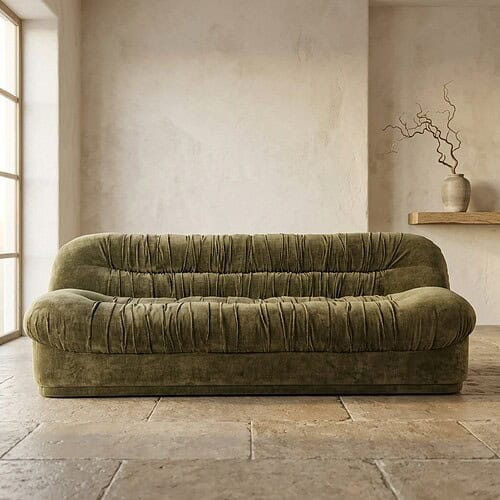 Bank met groene fluwelen bekleding, modern en comfortabel design voor stijlvolle woonkamers.