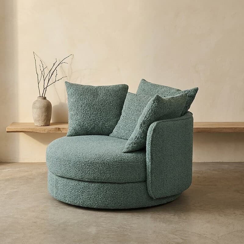 Moderne Mokana lounge fauteuil met zachte bekleding en comfortabele kussens, perfect voor een stijlvolle en gezellige zithoek in huis.