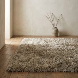 Love Shaggy Beige 300x400, flach auf dem Boden in Wabi-Sabi-Atmosphäre