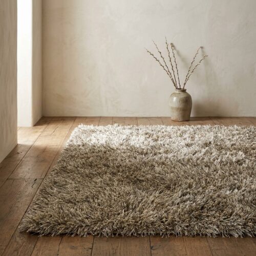 Love Shaggy Beige 300x400, plat op vloer in wabi-sabi sfeer Love Shaggy Beige 300x400, plat op vloer in wabi-sabi sfeer