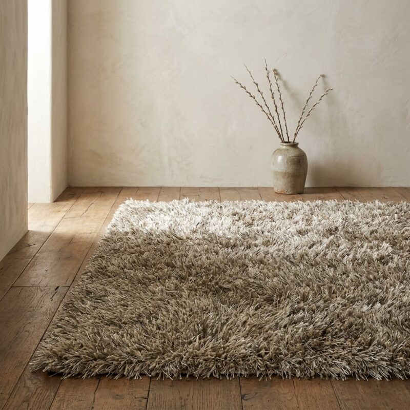 Love Shaggy Beige 300x400, flach auf dem Boden in Wabi-Sabi-Atmosphäre