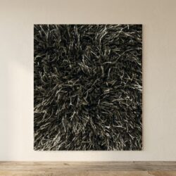 Abstraktes Schwarz-Weiß-Teppichkunstwerk mit Struktur und Tiefe, geeignet für moderne Inneneinrichtung und Wandkunst.