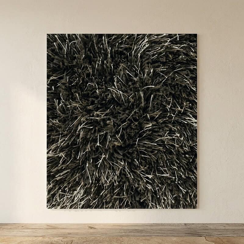 Abstraktes Schwarz-Weiß-Teppichkunstwerk mit Struktur und Tiefe, geeignet für moderne Inneneinrichtung und Wandkunst.