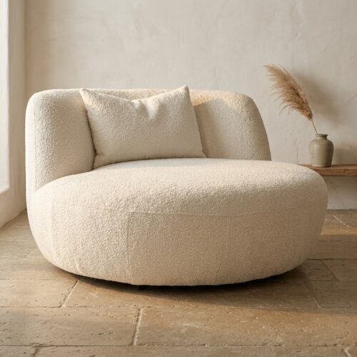 Luxe, zachte fauteuil van Mokana Meubelen in een minimalistisch interieur, perfect voor comfortabele zithoek. Gemaakt van hoogwaardig, duurzaam materiaal voor langdurig gebruik.