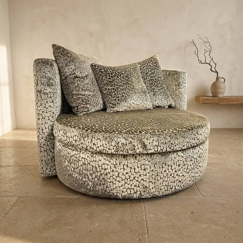 Luxe dierenprint fauteuil van Mokana Meubelen, rond en comfortabel, perfect voor een stijlvolle woonkamer. Gemaakt van hoogwaardige materialen met een uniek design.