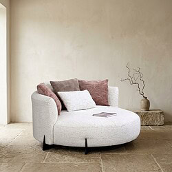 Moderne ronde bank met zachte kussens in een minimalistische woonkamer, perfect voor comfortabel en stijlvol wonen.