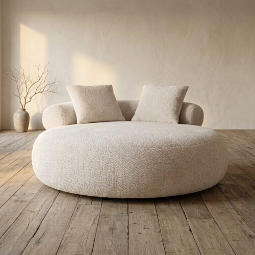 Moderne, comfortabele bank in neutrale kleur met ronde vorm en zachte bekleding, perfect voor een stijlvolle woonkamer. Gemaakt door Mokana Meubelen, ideaal voor een eigentijdse inrichting.