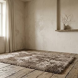 Ontdek een rustige, minimalistische woonkamer met een zachte, pluizige tapijt op een houten vloer, beige muren en een raam met lichte gordijnen voor een warme, uitnodigende sfeer.