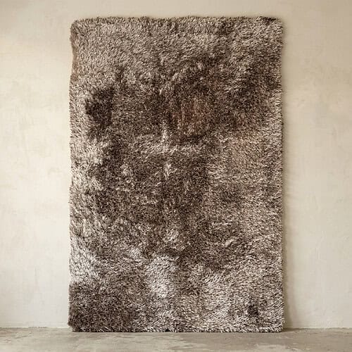 Luxe wollen vloerkleed van hoge kwaliteit, zacht en comfortabel, perfect voor woonkamer of slaapkamer, met een warme en uitnodigende uitstraling.