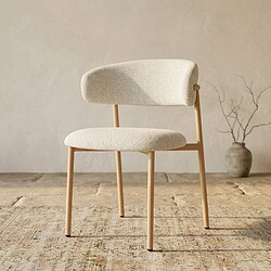 Moderner Esszimmerstuhl aus Holz mit weichem, beigem Bezug und minimalistischem Design – ideal für einen stilvollen und gemütlichen Essbereich.