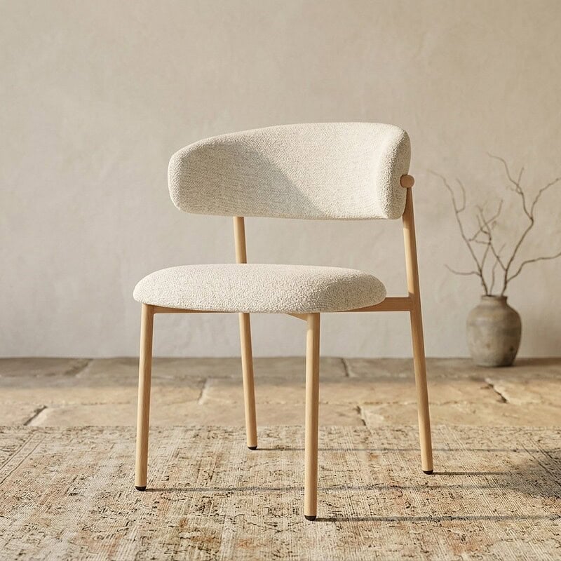 Moderner Esszimmerstuhl aus Holz mit weichem, beigem Bezug und minimalistischem Design – ideal für einen stilvollen und gemütlichen Essbereich.