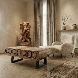 Luxe houten salontafel en zachte fauteuil in stijlvolle woonkamer, perfect voor modern interieur.