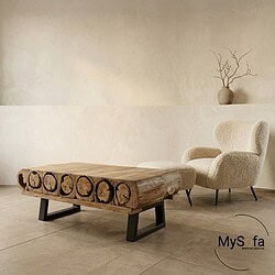 Moderne houten salontafel en zachte fauteuil in een minimalistisch interieur met neutrale kleuren, perfect voor een gezellige woonkamer.