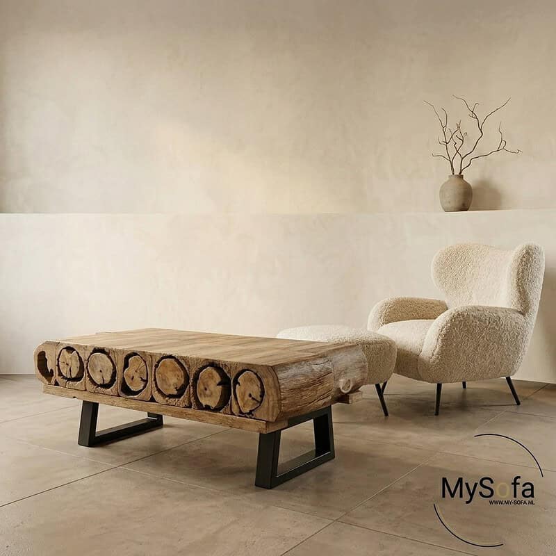 Moderne houten salontafel en zachte fauteuil in een minimalistisch interieur met neutrale kleuren, perfect voor een gezellige woonkamer.