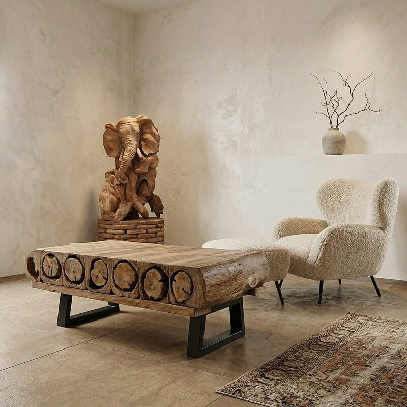 Unieke houten salontafel met natuurlijke afwerking en zwart metalen poten, perfect voor een modern of rustiek interieur.