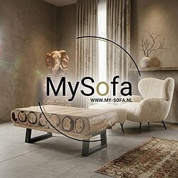 Moderne houten salontafel en zachte fauteuil in stijlvolle woonkamer, perfect voor een gezellige zithoek.