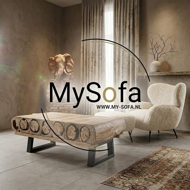 Moderne houten salontafel en zachte fauteuil in stijlvolle woonkamer, perfect voor een gezellige zithoek.