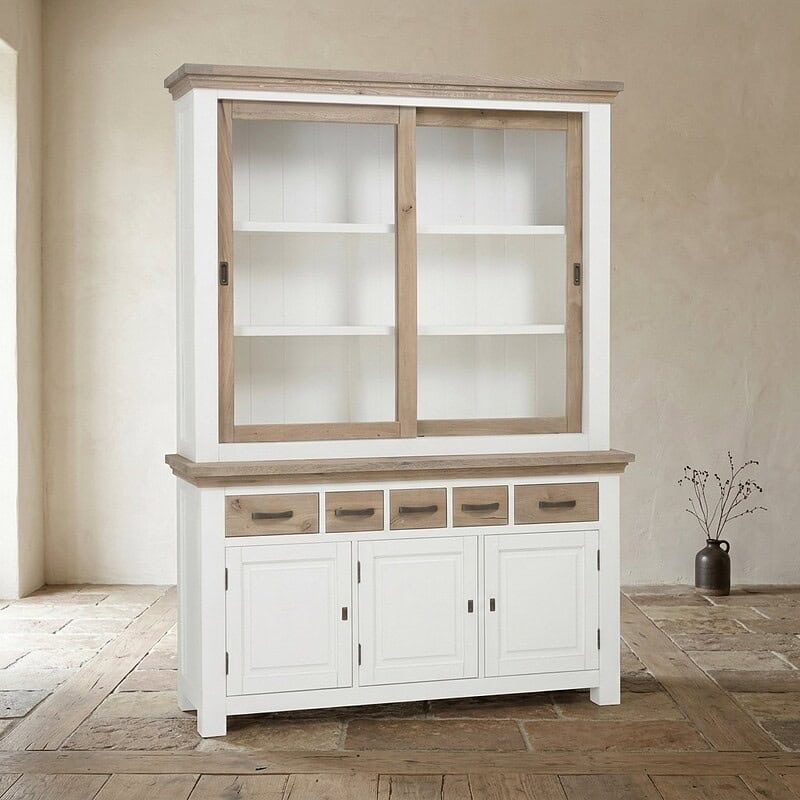 Elegante witte houten kast met glazen schuifdeuren en lade-indeling, perfect voor het opbergen en tonen van servies of decoratie in een moderne of landelijke interieurstijl.