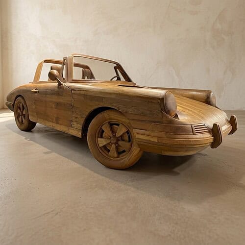 Houten auto model gemaakt van fineerhout, gedetailleerd en ambachtelijk vervaardigd, perfect als decoratief stuk of cadeau.