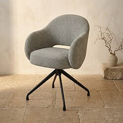 Moderne grijze fauteuil met comfortabele bekleding en zwarte metalen poten, perfect voor een stijlvolle woonkamer of kantoorruimte.