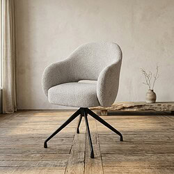 Moderne fauteuil met zachte bekleding en zwart metalen onderstel, geschikt voor woonkamer of kantoor, met minimalistisch design en comfortabele zitervaring.