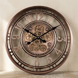 Vintage houten wandklok met zichtbaar mechanisme en metalen details, perfect voor een industrieel interieur.