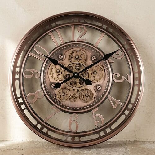 Vintage houten wandklok met zichtbaar mechanisme en metalen details, perfect voor een industrieel interieur.