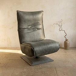 Luxe leren lounge fauteuil in een minimalistisch interieur, perfect voor ontspanning en stijl. Gemaakt van hoogwaardig leer met een comfortabele, ergonomische vorm en een stevige metalen basis.