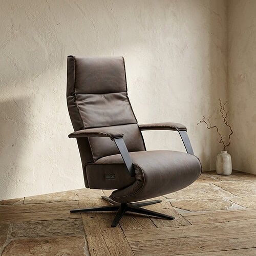 Luxe moderne fauteuil van Mokana meubelen met comfortabele bekleding en eigentijds ontwerp, perfect voor een stijlvolle woonkamer of kantoorruimte.