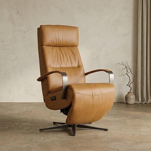 Luxuriöser Relaxsessel aus Leder in warmem Braun, perfekt für eine moderne Einrichtung, mit verstellbaren Funktionen und bequemen Armlehnen.