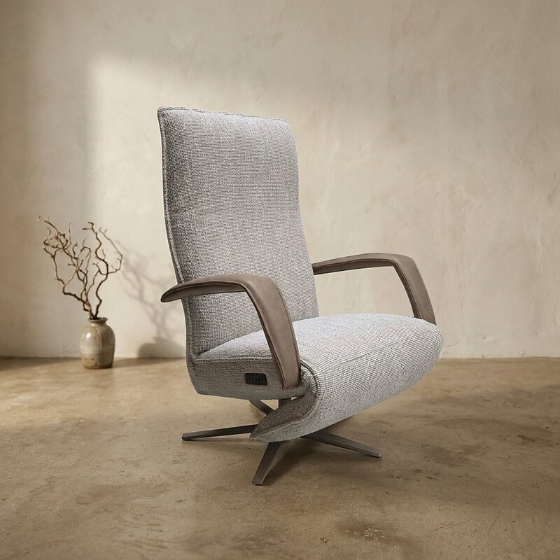 Moderne Scandinavische relaxfauteuil met houten armleuningen en lichtgrijze bekleding, perfect voor een stijlvolle en comfortabele zithoek.