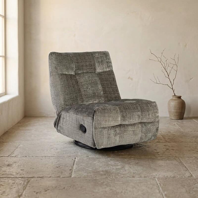 Modern stoffen relaxfauteuil met draaifunctie in een minimalistische interieurstijl.