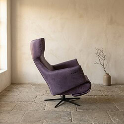 Relaxfauteuil in paars met draaibaar onderstel, perfect voor comfortabele zithoek.