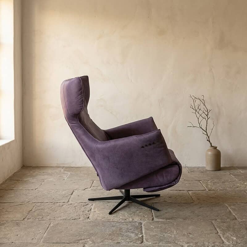 Relaxfauteuil in paars met draaibaar onderstel, perfect voor comfortabele zithoek.