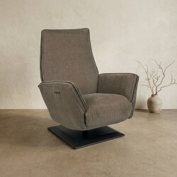 Comfortabele fauteuil met stoffen bekleding en draaibaar onderstel, perfect voor een stijlvolle en gezellige woonkamer.