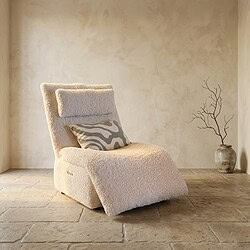 Comfortabele, zachte kleedstoel met luxe bekleding en een decoratief kussen, perfect voor een gezellige zithoek in een modern interieur.