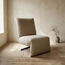 Moderner Stoffsessel in neutraler Farbe, perfekt für eine stilvolle und gemütliche Sitzecke in einem modernen Interieur.