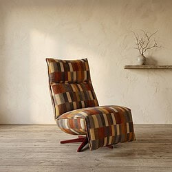 Comfortabele houten relaxfauteuil met kleurrijk patchwork patroon, perfect voor een stijlvolle en gezellige woonkamer.