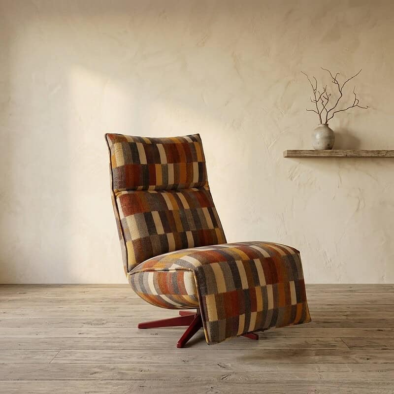 Comfortabele houten relaxfauteuil met kleurrijk patchwork patroon, perfect voor een stijlvolle en gezellige woonkamer.